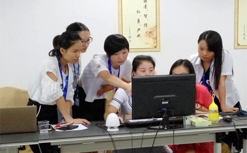  美女們互相交流學(xué)習(xí)，氣氛有點(diǎn)嚴(yán)肅啊