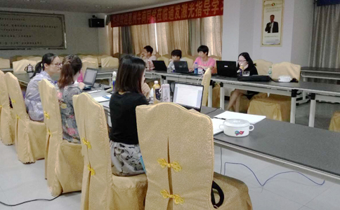  各家的客服美女真是巾幗不讓須眉啊，學(xué)習(xí)工作兩不誤